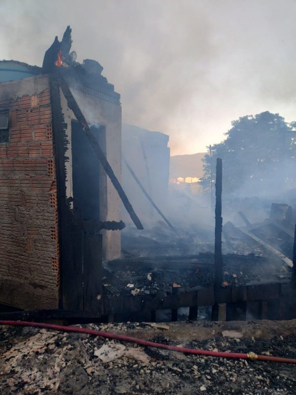 Casas que pegaram fogo eram localizadas no Morro do Hor&aacute;cio – Foto: CBMSC/Divulga&ccedil;&atilde;o/ND
