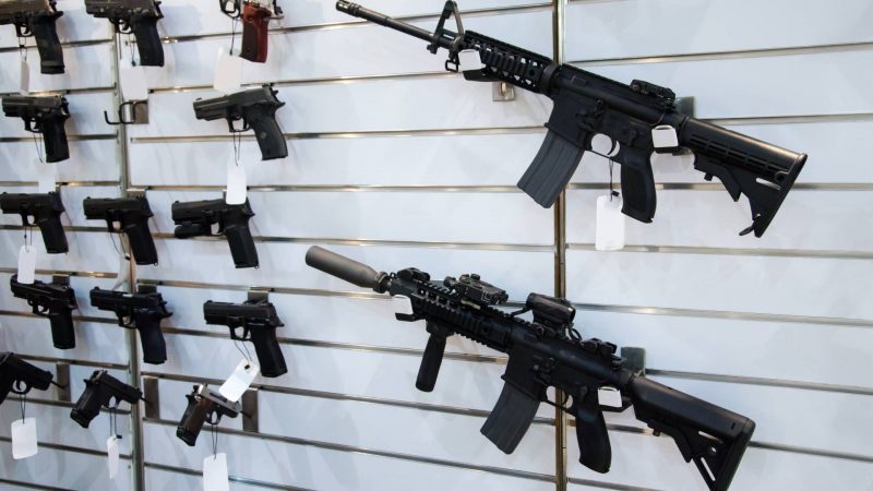 Armas expostas em um loja 