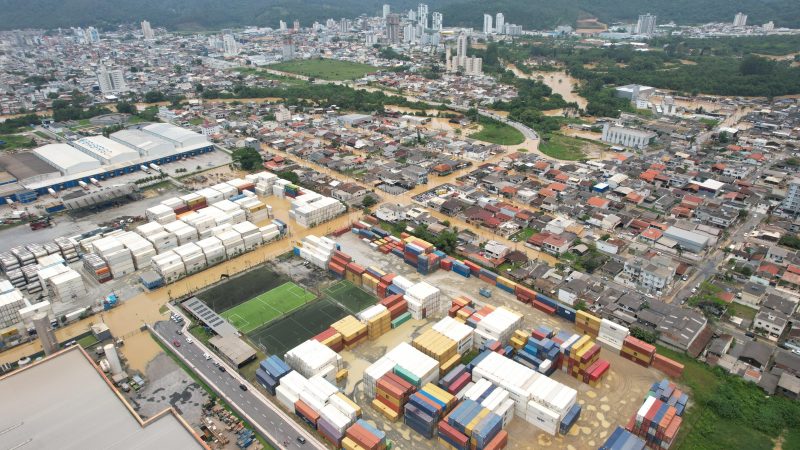 Imagem aérea de Itajaí, com vários bairros tomados por enchentes