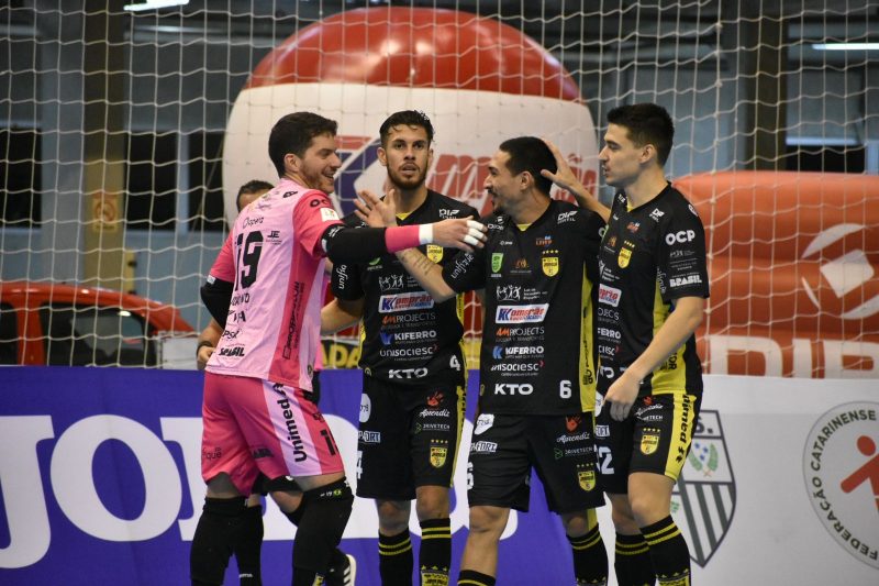 Jaraguá Futsal assumiu a liderança do grupo B