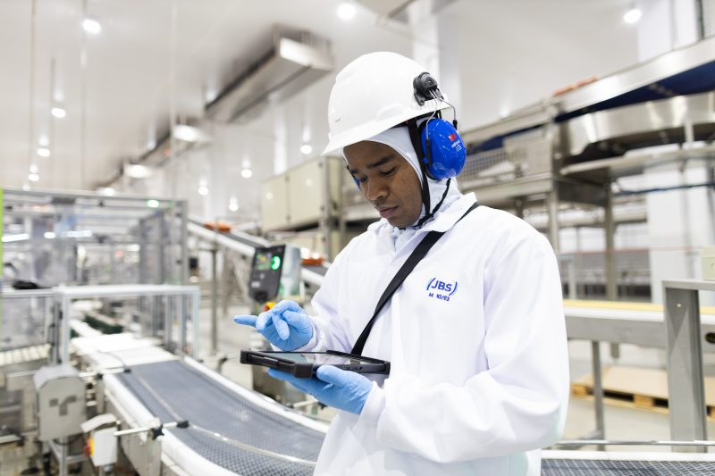 A empresa tem sete frigor&iacute;ficos de aves em Santa Catarina – Foto: JBS-Rol&acirc;ndia-26_Cr&eacute;dito-BrunoFranco