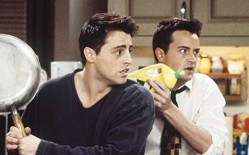 Captura de tela da série Friends, mostrando Matt Leblanc e Matthew Perry juntos