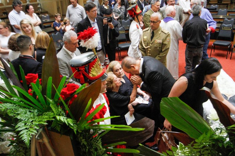 Governador de Santa Catarina, Jorginho Mello prestou condol&ecirc;ncias aos familiares de Colombo Salles – Foto: Leo Munhoz/ND