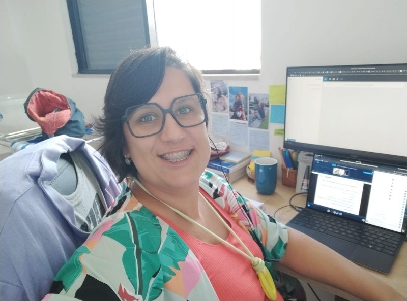 Juliana Leonel, embaixadora do "Parent in Science", sentada no seu escritório