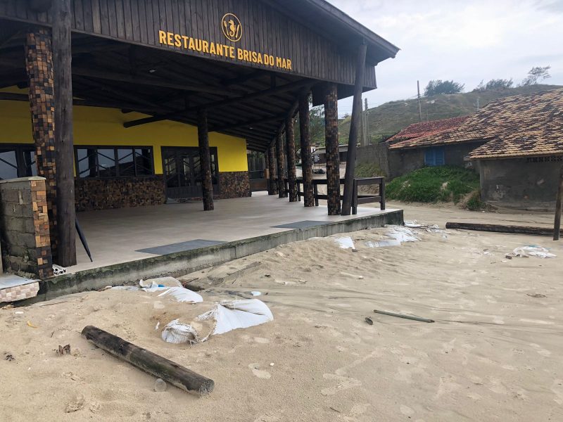 For&ccedil;a da &aacute;gua chegou a atingir um estabelecimento que fica &agrave; beira-mar da Praia do Cardoso, em Laguna, no &uacute;ltimo s&aacute;bado (11) – Foto: Beatriz Formanski/NDTV