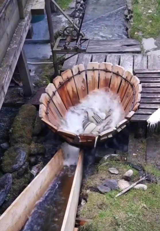 lavadora rudimentar movida somente a água