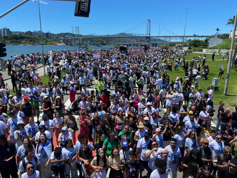 Milhares de fiéis acompanham a Marcha para Jesus em Florianópolis