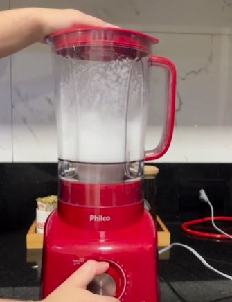 Easy to Clean Blender: Add water and detergent to the blender and blend for quicker cleaning.  - Reproduction/@biancapazetti/ND