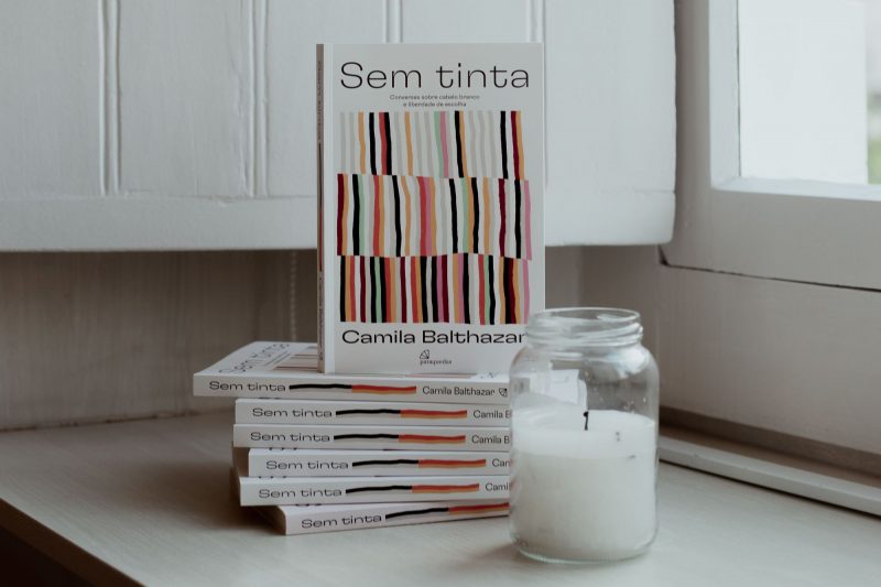 “Sem Tinta” &eacute; um livro que mergulha nos temas de padr&otilde;es de beleza, autoestima e o receio de envelhecer entre as mulheres – Foto: Rafaella Piazza/ND