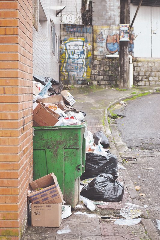 Na servid&atilde;o Siqueira, perto da Par&oacute;quia Santa Teresinha Menino Jesus, os sacos de lixo j&aacute; se espalham para fora&nbsp;dos&nbsp;contentores – Foto: Divulga&ccedil;&atilde;o/ND