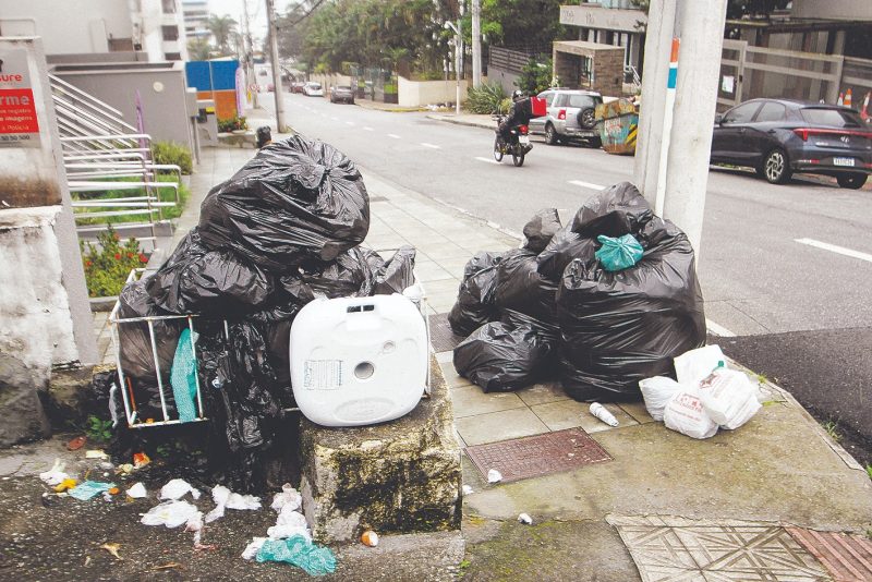 Em frente a condom&iacute;nios na &aacute;rea central, o lixo&nbsp;acumula – Foto: Divulga&ccedil;&atilde;o/ND