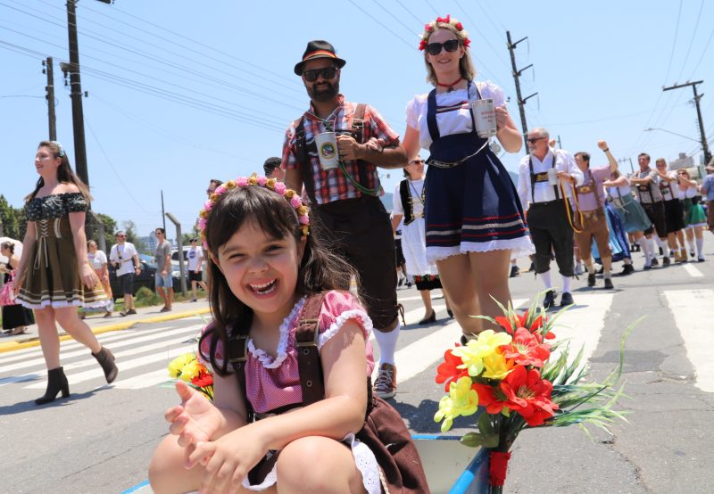 Mais de 1,5 mil pessoas&nbsp;participam do primeiro desfile da Sch&uuml;tzenfest – Foto: Prefeitura de Jaragu&aacute; do Sul