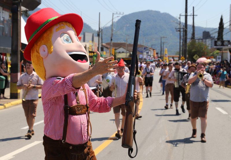 Mais de 1,5 mil pessoas&nbsp;participam do primeiro desfile da Sch&uuml;tzenfest (2) – Foto: Prefeitura de Jaragu&aacute; do Sul