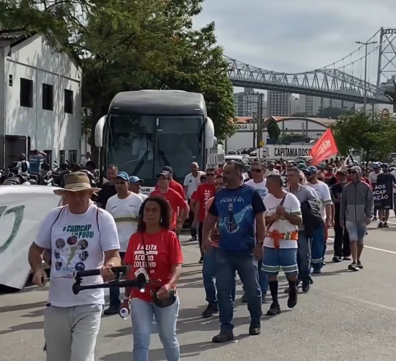 Manifestação dos trabalhadores da Comcap que estão em greve em Florianópolis