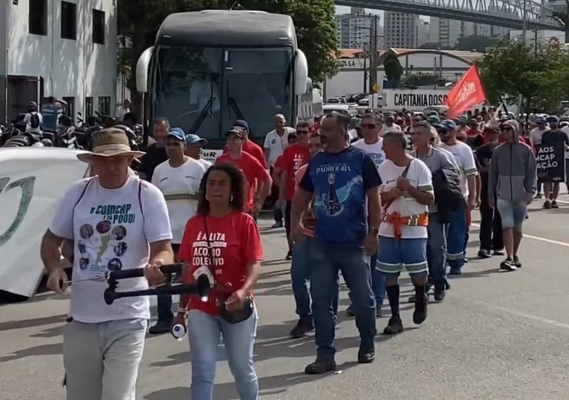 Grevistas em caminhada na rua