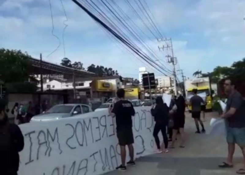 Manifestação em frente ao Posto de Saúde do Pantanal, em Florianópolis 
