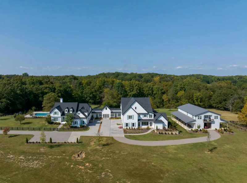 Celeiro com dois quartos está à disposição do proprietário.