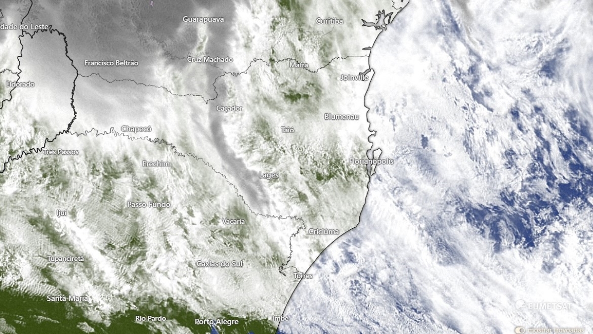 Na foto aparece a atuação de uma frente fria com muitas nuvens avançando sobre o Estado de Santa Catarina.