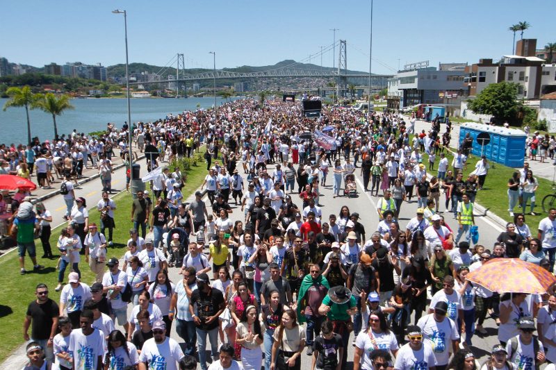 Pessoas reunidas na Marcha para Jesus de Florianópolis