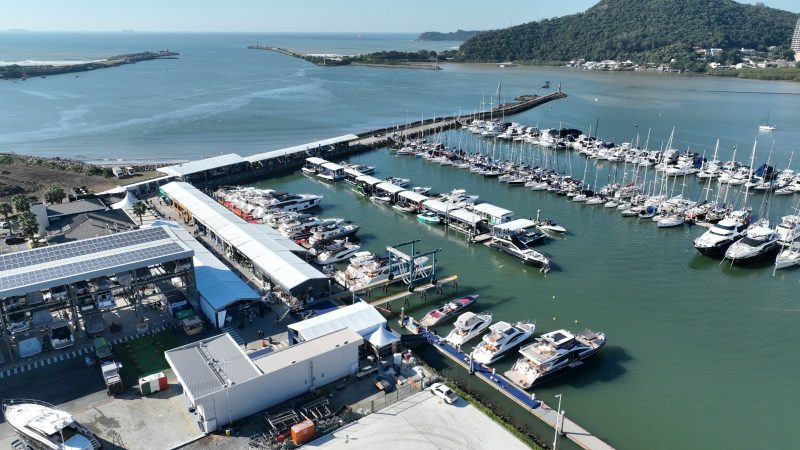 Feira na&uacute;tica com exposi&ccedil;&atilde;o de barcos de luxo tamb&eacute;m acontece no s&aacute;bado (4) – Foto: Marina Itaja&iacute;/Reprodu&ccedil;&atilde;o/ND