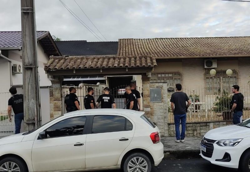 The Civil Police were this Wednesday (1st) at a house associated with a young woman under investigation in the Agua Verde area, in Blumenau - Photo: Civil Police/Divulgação/ND