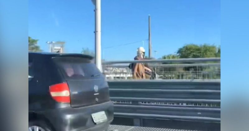 Um poss&iacute;vel f&atilde; desses trabalhadores da f&aacute;brica resolveu se caracterizar do personagem – Foto: palho&ccedil;amilgrau/Instagram/Reprodu&ccedil;&atilde;o/ND