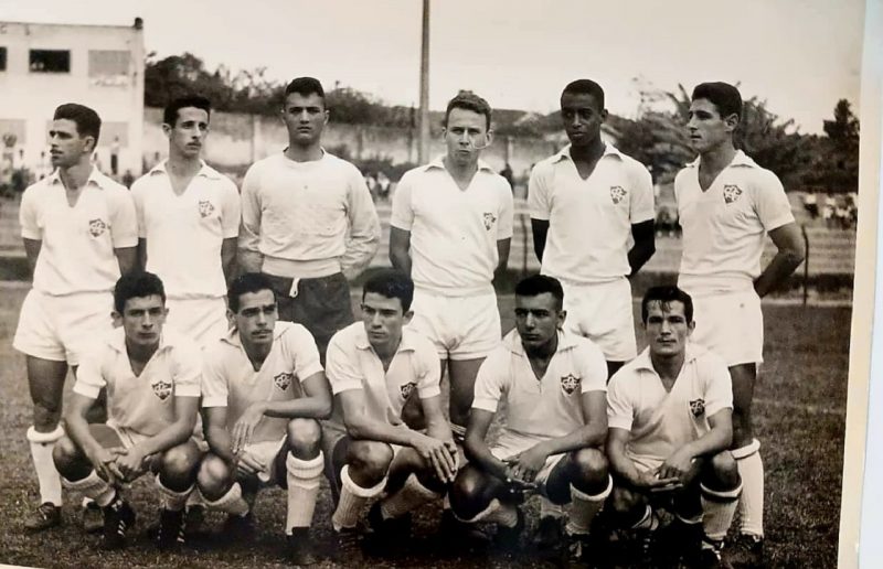 Equipe do Atl&eacute;tico Catarinense, do Ex&eacute;rcito, na temporada de 1962. Este grupo disputava o campeonato citadino da Capital at&eacute; a d&eacute;cada de 1960 com v&aacute;rios jogadores que depois – ou antes – se destacaram na dupla Ava&iacute; e Figueirense. Em p&eacute;: Marreco, Culica, Nilson, M&aacute;rcio Pinto, Bi e Manoel. Agachados: Rog&eacute;rio &Aacute;vila, Oscar, Alair, Helinho e Betinho. – Foto: Acervo Renato Americano/ND