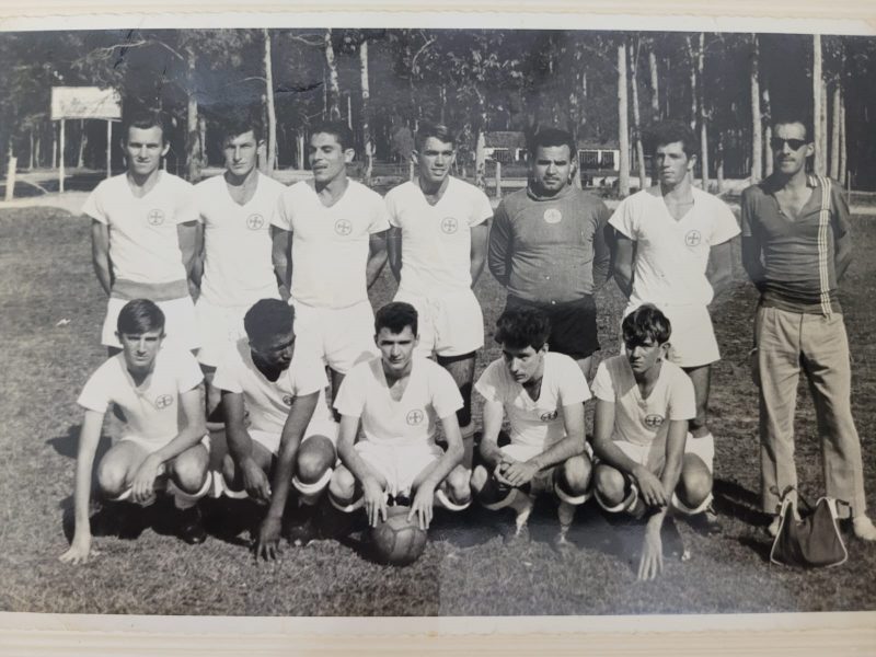 O leitor Stefano envia para a coluna, uma foto rara da equipe do Vera Cruz da temporada de 1963 ou 1965, da Rua Major Costa, no Centro da Capital, onde seu saudoso pai, o craque Bulla tinha entre 13 a 15 anos. Belo registro. Em p&eacute;: Fato, L&ecirc;, Bela, Xuxa, Lup&eacute;rcio, Carlinhos e Ernani (treinador). Agachados: Roberto, Noca, Toninho (Ant&ocirc;nio Jos&eacute;, ex-radialista), Sidnei, e Moacir &ldquo;Bulla&rdquo;. – Foto: Acervo da fam&iacute;lia/escala&ccedil;&atilde;o Chiquinho/ND
