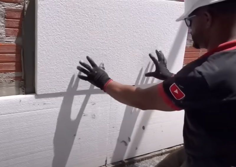 Menos calor e barulho: pedreiro ‘dá um banho’ nos europeus e ensina sistema capoto com isopor
