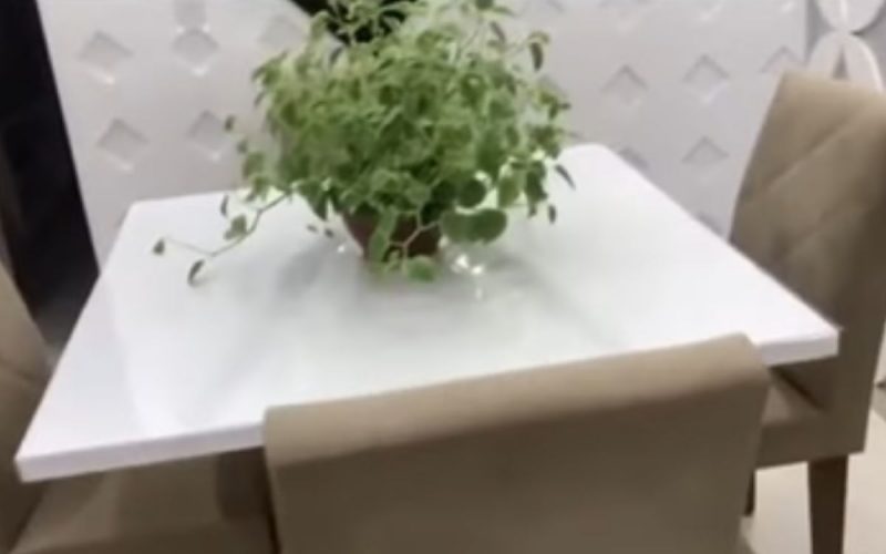 Mesa de vidro feita com isopor, cola quente e resina acrílica