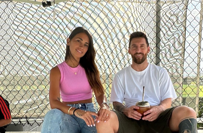 Antonella e Messi sentados lado a lado