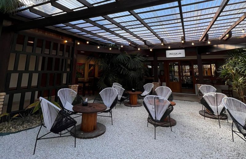 Espa&ccedil;o despojado e aconchegante da Messkla, na Lagoa da Concei&ccedil;&atilde;o, em Florian&oacute;polis – Foto: Messkla Cafeteria/Redes Sociais