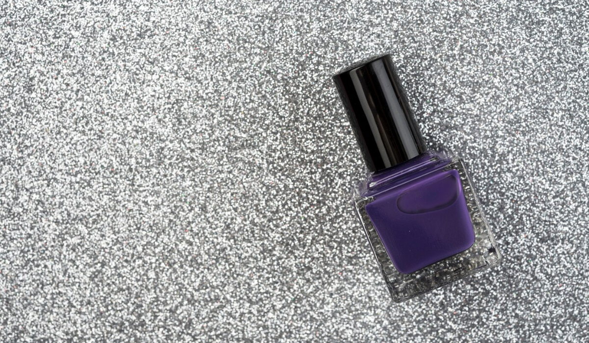 Purple nail polish dominates theme parties.  During Halloween and Carnival, it dominates the choice of those who like to take risks and play - Freepik/Reproduction/ND