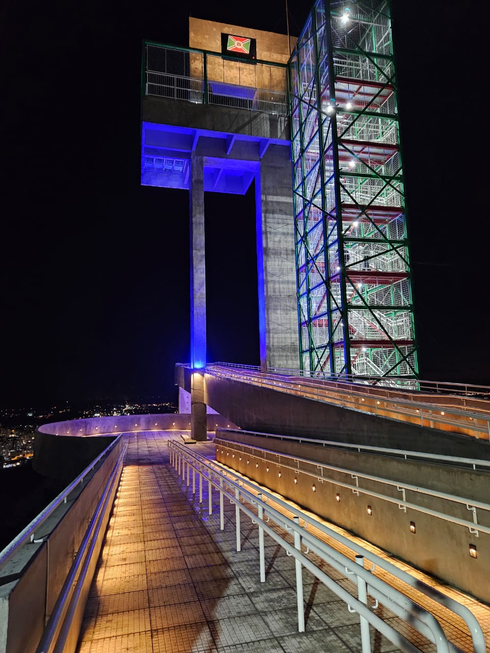 À noite, estrutura ganha iluminação cênica - Prefeitura de Criciúma/Divulgação/ND