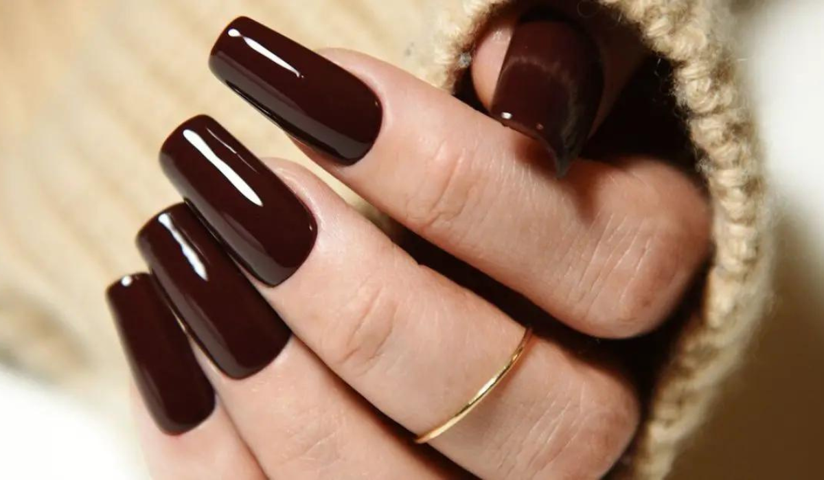 Long, square, brown nails convey strength and a lot of power – Reproduction/ND