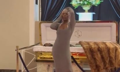 modelo desfilando no funeral