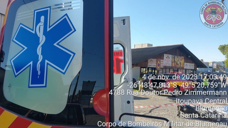 Motociclista de 32 anos ser&aacute; sepultado em Blumenau nesta segunda-feira (6); motorista do carro teve ferimentos leves – Foto: Corpo de Bombeiros Militar/Divulga&ccedil;&atilde;o/ND