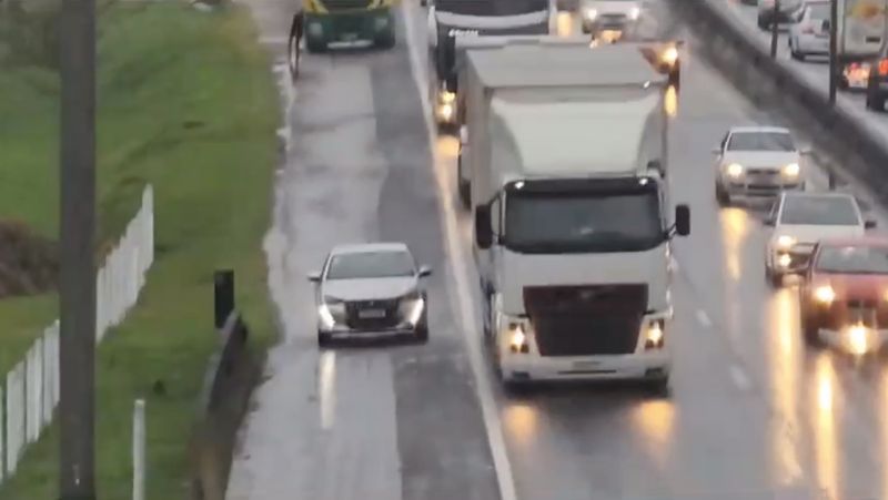 Acostamento ficou liberado por alguns períodos na BR-101 entre Itapema e Navegantes; imagem mostra o uso irregular do acostamento por motorista