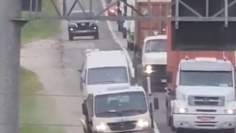 Mais de 20 motoristas foram multados por transitarem no acostamento da rodovia – Foto: PRF/Reprodu&ccedil;&atilde;o/ND