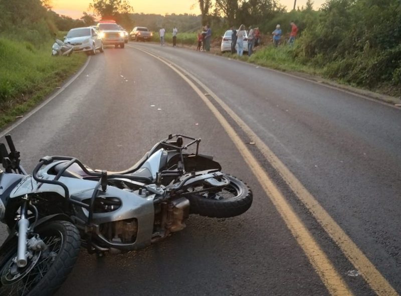 O motociclista morreu após o acidente. 
