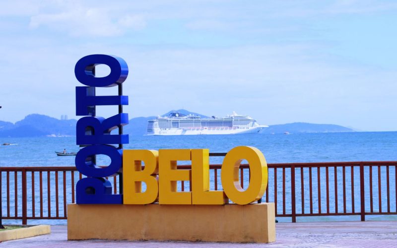 Foto da vista da orla de Porto Belo mostrando um transatlântico atracado, abrindo a temporada de cruzeiros na região