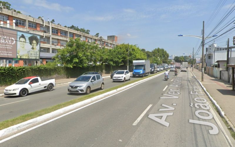 Imagem da avenida Vereador Abrahão João Francisco, em Itajaí, no Google Street View, com trânsito normal