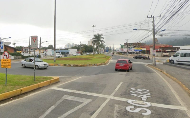 Retorno na avenida Abrahão João Francisco, em Itajaí, com pouco trânsito em dia nublado