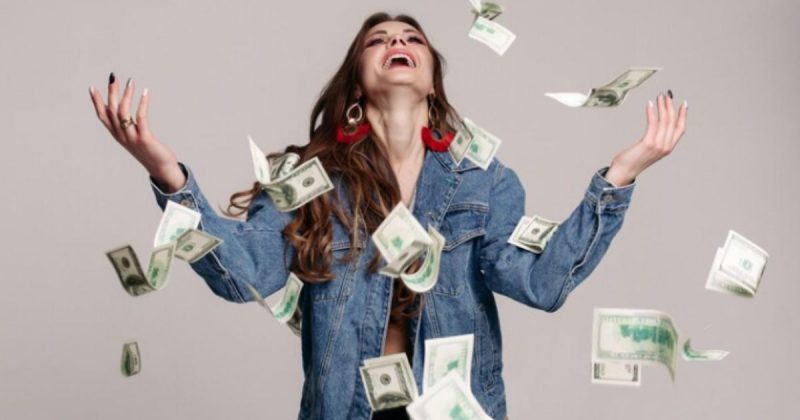 Mulher feliz com muito dinheiro