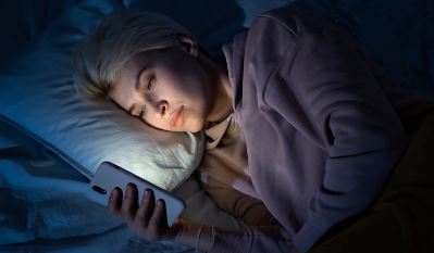 Exposure to blue light emitted from electronic devices before bed can affect sleep.  Photo: Freepik/ND