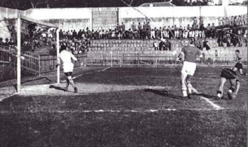 Na foto rar&iacute;ssima do in&iacute;cio dos anos 1940, um lance de um cl&aacute;ssico entre Ava&iacute; e Figueirense realizado no antigo est&aacute;dio Adolfo Konder, onde hoje fica o Shopping Beira Mar, no centro de Florian&oacute;polis. D&aacute; para perceber a cerca madeira que dividia o espa&ccedil;o dos torcedores e o gramado. A trave do lance desta foto, &eacute; a que ficava do lado da Avenida Mauro Ramos. – Foto: Memorial ND/arquivo