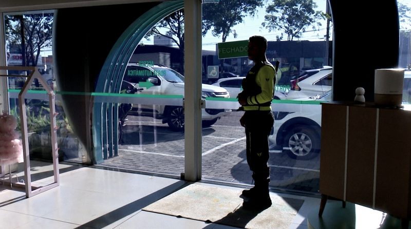 Segurança na porta de loja ameaçada 