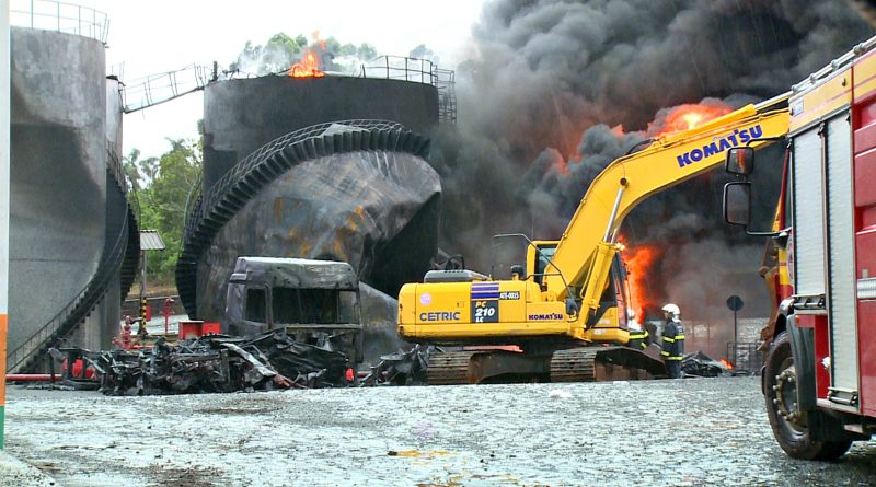 Bombeiros seguem com 30 profissionais no local do inc&ecirc;ndio – Foto: Jair Correia/ND
