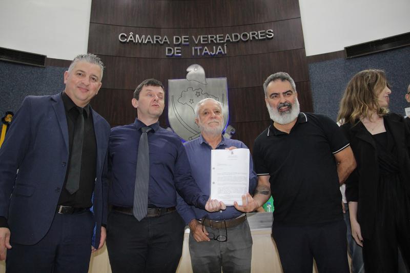 Representantes da administração municipal entregando Plano Diretor à Câmara de Vereadores