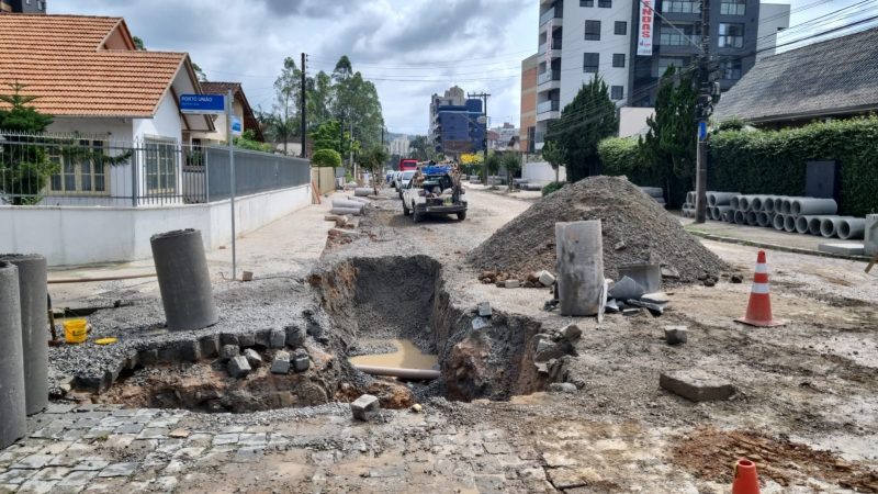 Obras no cruzamento entre as ruas Major Navarro Lins e Porto Uni&atilde;o, no Anita Garibaldi – Foto: Thiago Bonin/NDTV